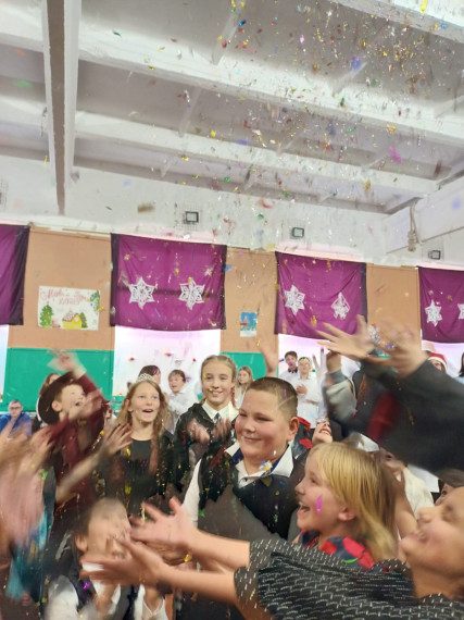 Новогодние поздравления Деда Мороза и Снегурочки.