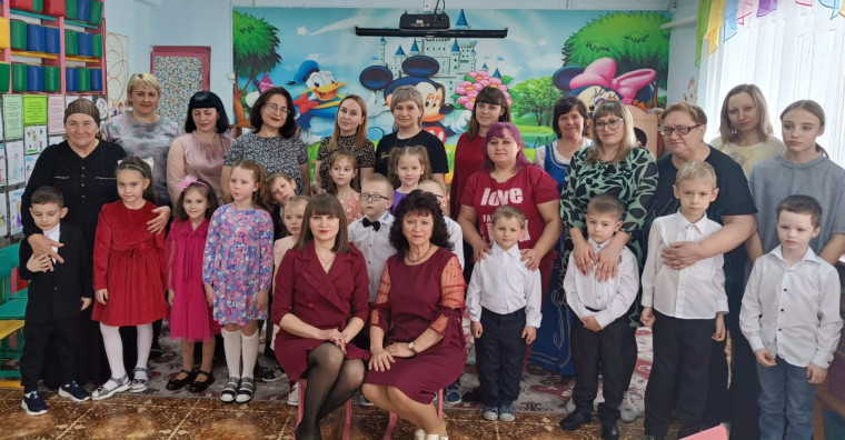 Пусть всегда будет мама.