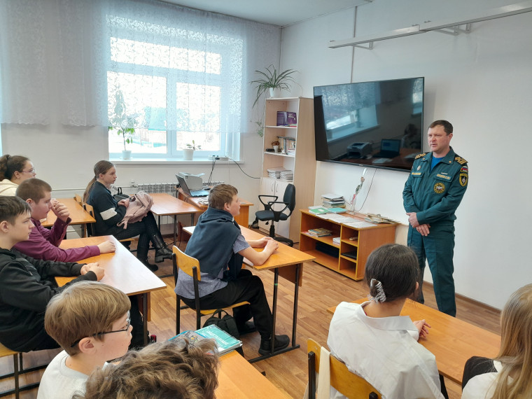 Инспекторы МЧС рассказывают школьникам о правилах безопасного поведения на льду водоемов..