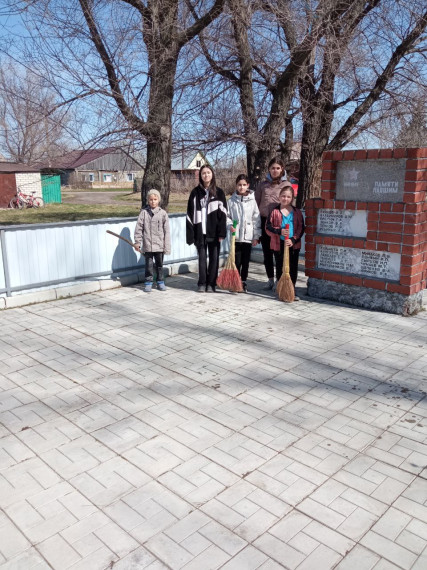 Благоустройство мемориалов и братских воинских захоронений.